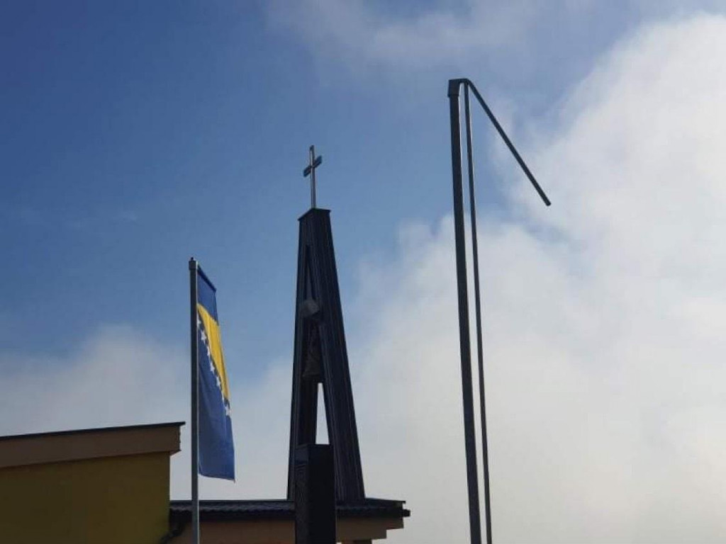 &lt;p&gt;Radikali uspjeli iz drugog pokušaja: Zastava Hrvata u BiH skinuta s katoličkog groblja u Jelahu&lt;/p&gt;
