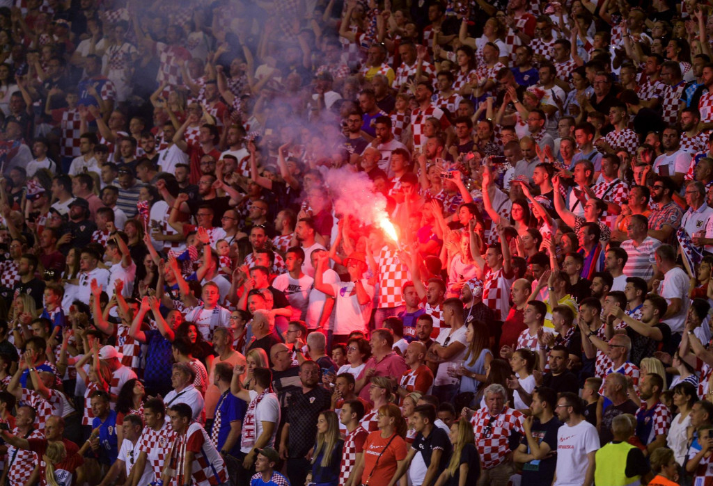 &lt;p&gt;Split, 06.06.2022 - Utakmica 2. kola skupine A Lige nacija Hrvatska - Francuska. Na slici navijači su zapalili baklju na tribinama Poljuda.&lt;/p&gt;
