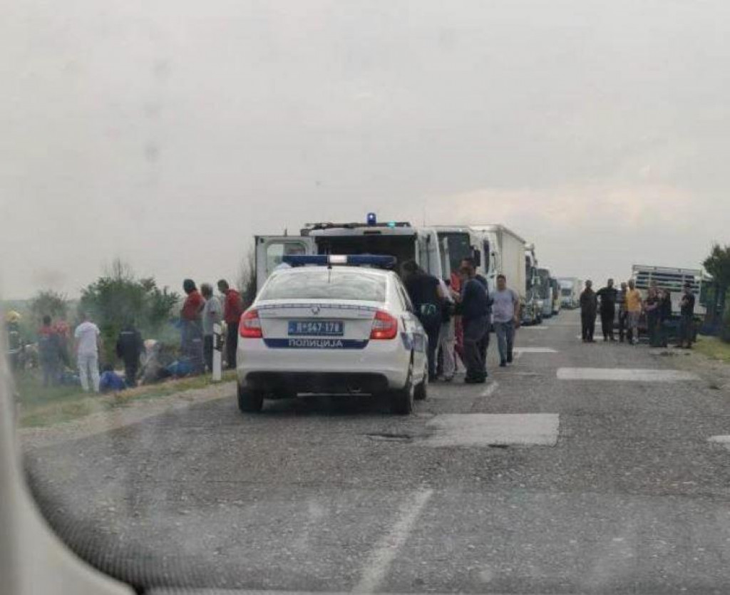 &lt;p&gt;Teška nesreća u Srbiji: Prevrnuo se autobus s radnicima, ima poginulih&lt;/p&gt;

