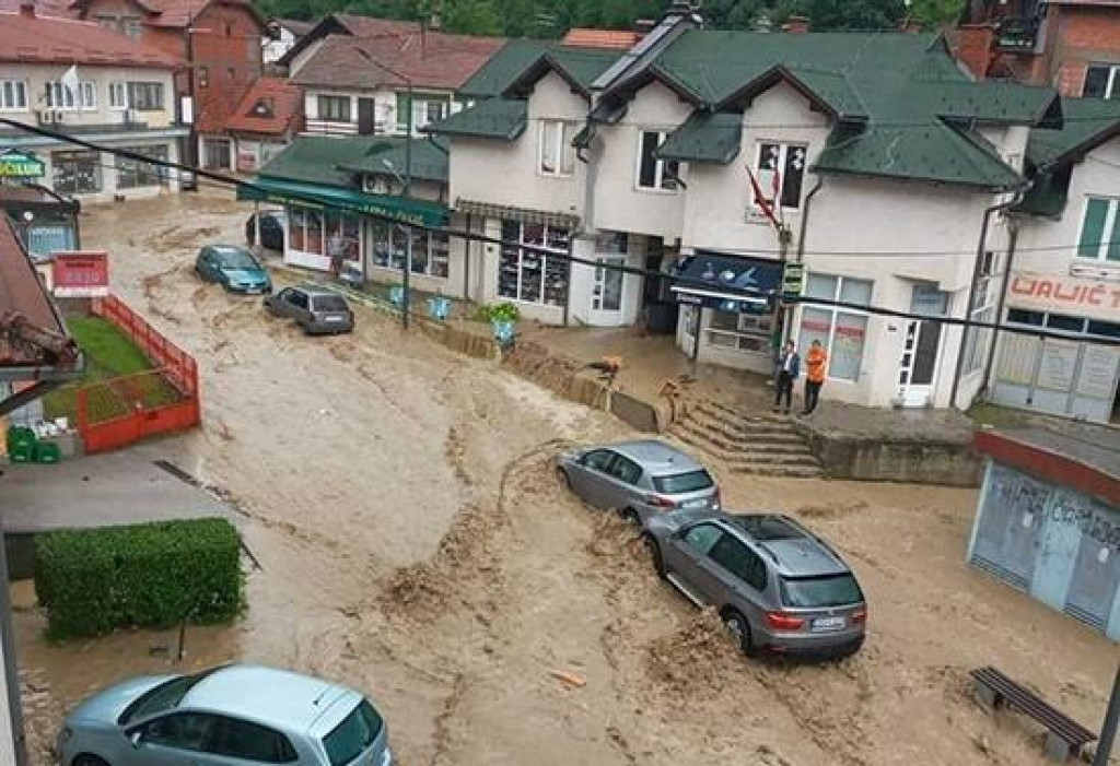 &lt;p&gt;Proglašeno stanje prirodne nepogode u općini Čelić: Voda nosila automobile&lt;/p&gt;
