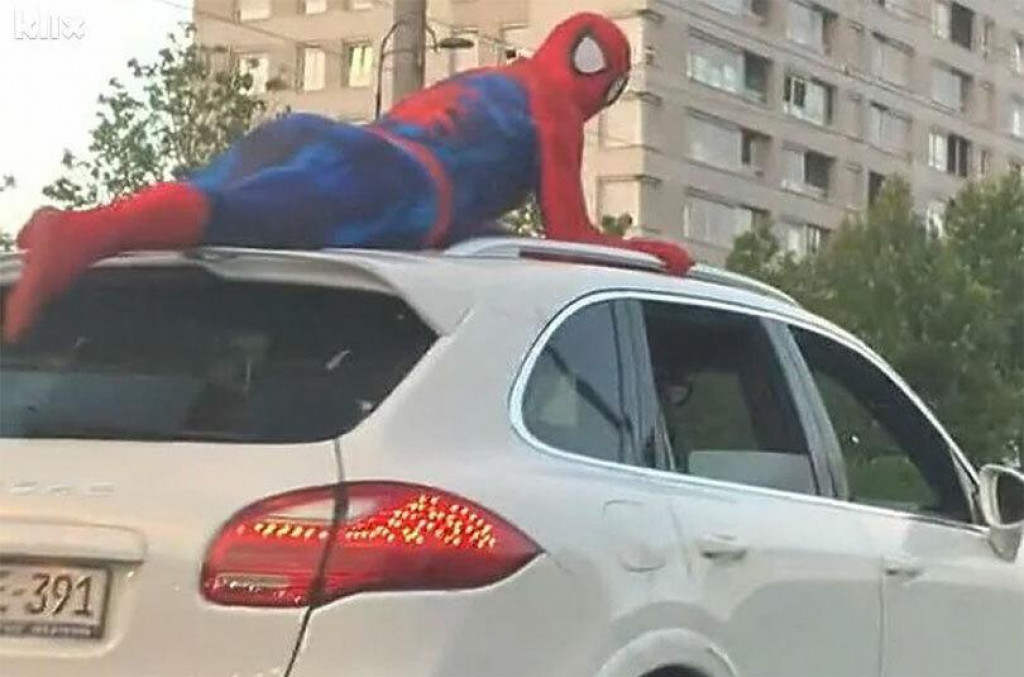&lt;p&gt;BiH: Osoba odjevena u kostim Spidermana vozila se na krovu terenca&lt;/p&gt;
