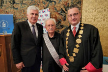 &lt;p&gt;Čović kao predsjednik povjerenstva za dodjelu počasnog doktorata akademiku Aralici nazočio svečanosti dodjele u HAZU Zagreb&lt;/p&gt;
