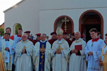 &lt;p&gt;Mons. Komarica se susreo s većim brojem obitelji porijeklom iz Banjolučke biskupije&lt;/p&gt;
