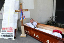 &lt;p&gt;Hrvatski pogrebnik prosvjeduje spavajući u lijesu&lt;/p&gt;

