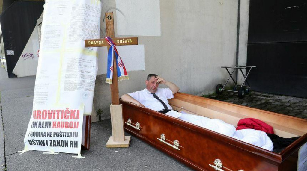 &lt;p&gt;Hrvatski pogrebnik prosvjeduje spavajući u lijesu&lt;/p&gt;
