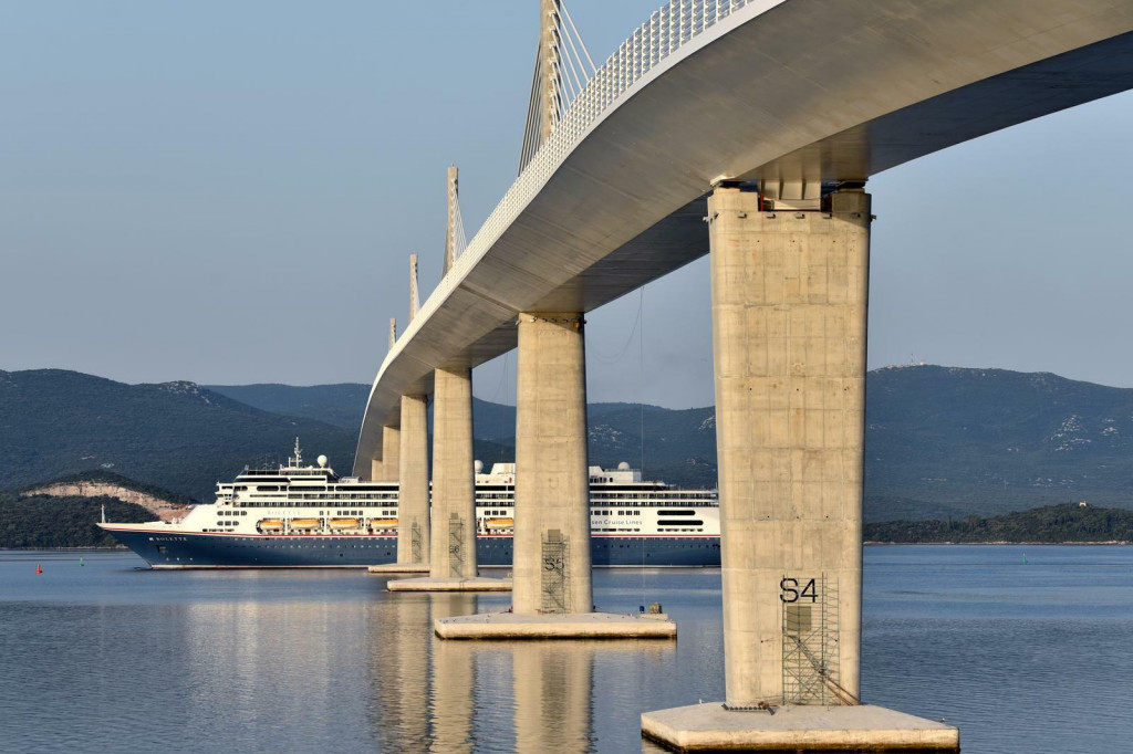 &lt;p&gt;23.06.2022., Komarna - Ispod Peljeskog mosta prosao je prvi kruzer. Pod zapovjednistvom Dubrovcanina Joze Glavica kruzer Bolette uputio se prema Neumu gdje ce se usidriti, a ciji ce putnici obilaziti turisticka odredista u BiH. Visina od vode do najvise tocke na brodu je 48,1 metara a dopustena visina prolaska Peljesko mosta je 55 metara. Photo: Matko Begovic/PIXSELL&lt;/p&gt;
