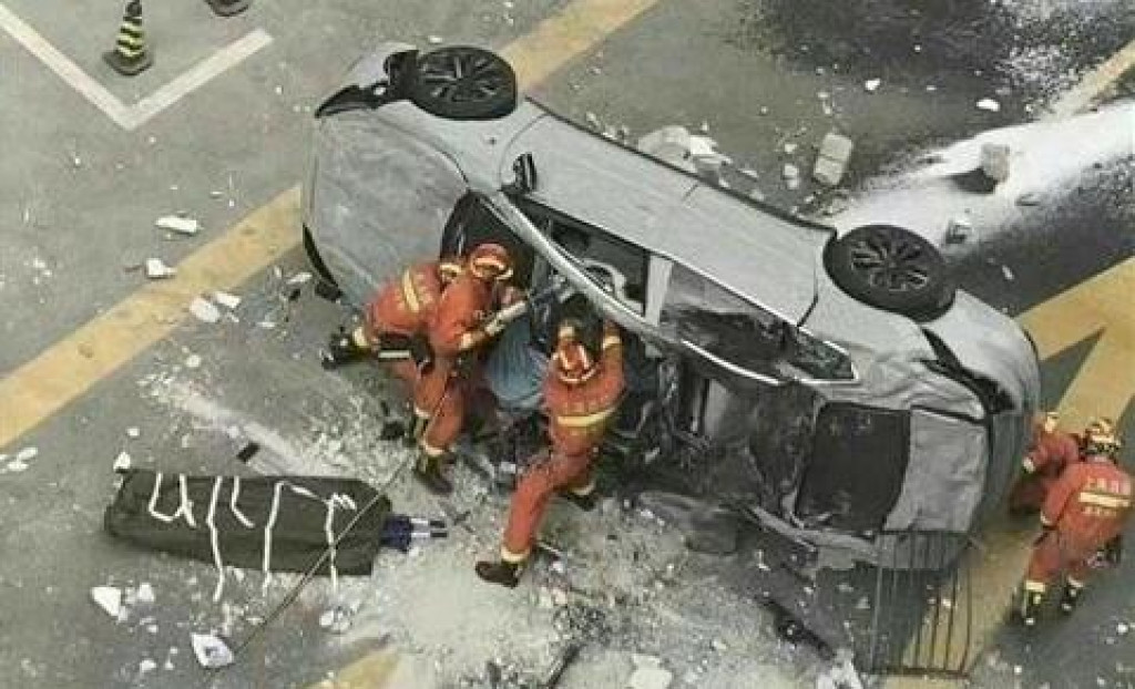 &lt;p&gt;Automobil pao s trećeg kata zgrade, dvojica test vozača poginula na mjestu&lt;/p&gt;
