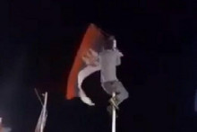 &lt;p&gt;Mladić u Požegi skinuo srpsku zastavu&lt;/p&gt;
