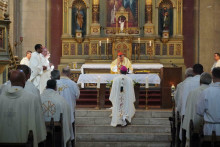 &lt;p&gt;Kardinal Puljić na ramena nadbiskupa Vukšića stavio palij – znak metropolitanske vlasti&lt;/p&gt;
