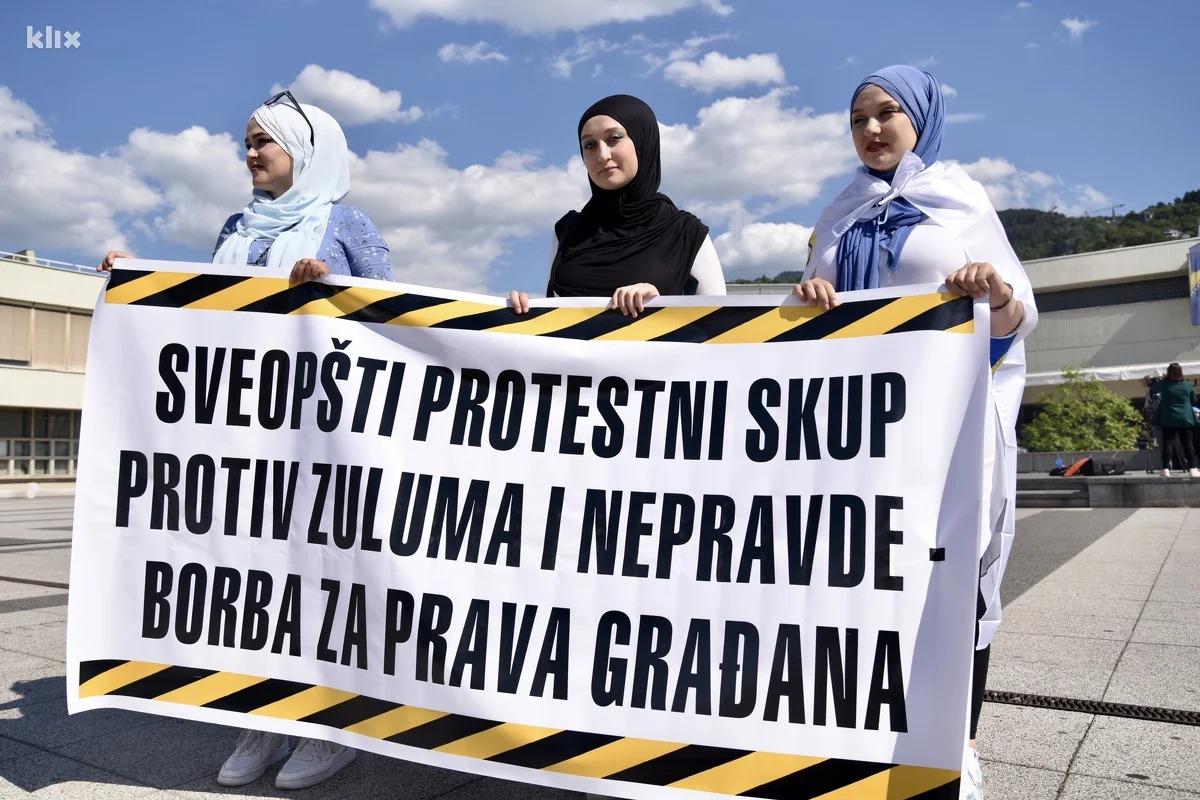 Nacistički ispad na večerašnjem prosvjedu protiv Hrvata: Svi Hrvati mogu stati u dva vagona 114878