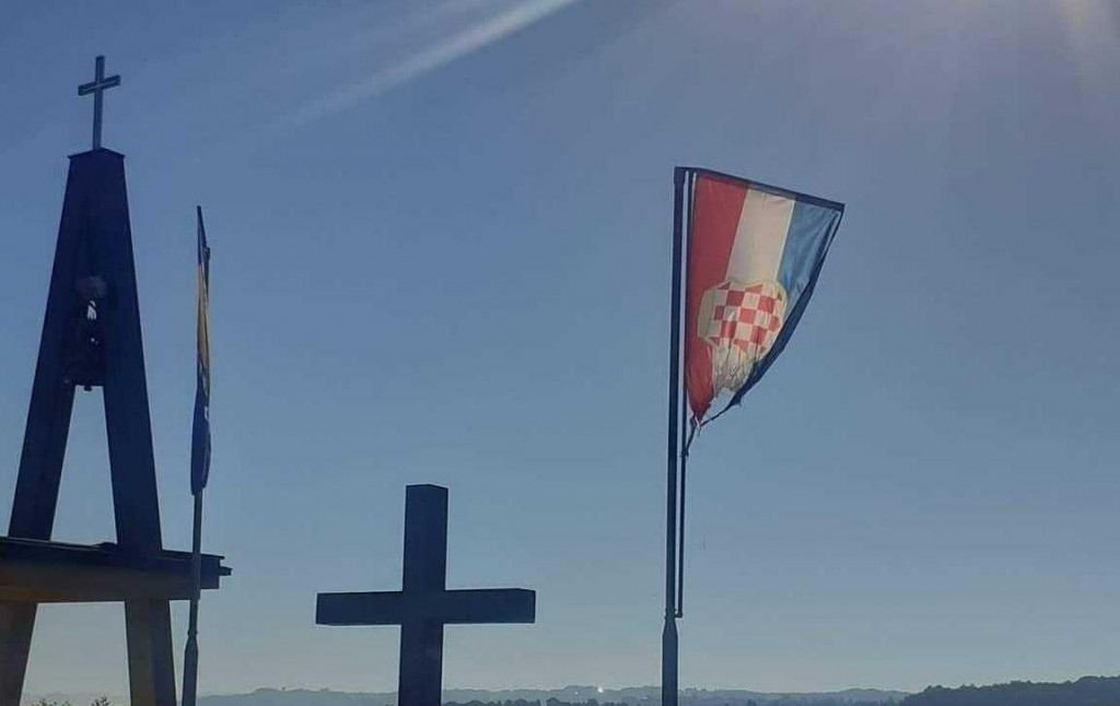 &lt;p&gt;Ponovno uništena hrvatska zastava u Jelahu kod Tešnja&lt;/p&gt;
