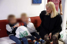 &lt;p&gt;Organizacija Žene SDA BiH je posjetila KJU Dom za djecu bez roditeljskog staranja ”Bjelave” u Sarajevu, i povodom Kurban-bajrama, uručile paketiće i druge prigodne poklone (voće, slatkiše, knjige o Bosni) za djecu koja su smještena u toj ustanovi.&lt;/p&gt;

