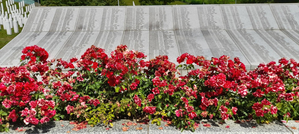 &lt;p&gt;Potočari, 03.07.2021. - Memorijalni centar Srebrenica - Potočari u očekivanju 26. Dana sjećanja na genocid u Srebrenici. Na fotografiji Zid sjećanja u Memorijalnom centru u Potočarima.&lt;/p&gt;
