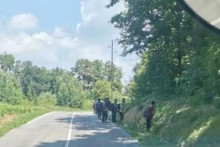 &lt;p&gt;Migranti šetaju cestom između Pokupskog i Kravarskog&lt;/p&gt;
