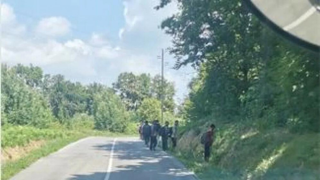 &lt;p&gt;Migranti šetaju cestom između Pokupskog i Kravarskog&lt;/p&gt;

