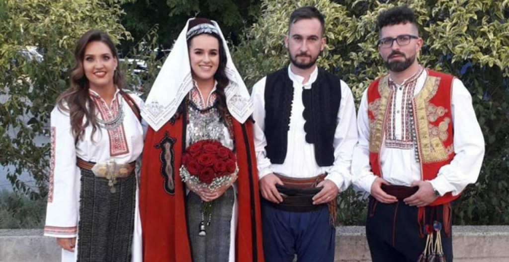 &lt;p&gt;Mladenci u Mostaru se vjenčali u narodnoj nošnji&lt;/p&gt;
