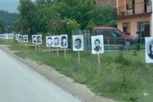 &lt;p&gt;Fotografije ubijenih Srba postavljene pored puta koji vodi do Potočara&lt;/p&gt;
