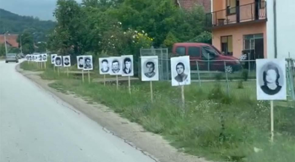 &lt;p&gt;Fotografije ubijenih Srba postavljene pored puta koji vodi do Potočara&lt;/p&gt;
