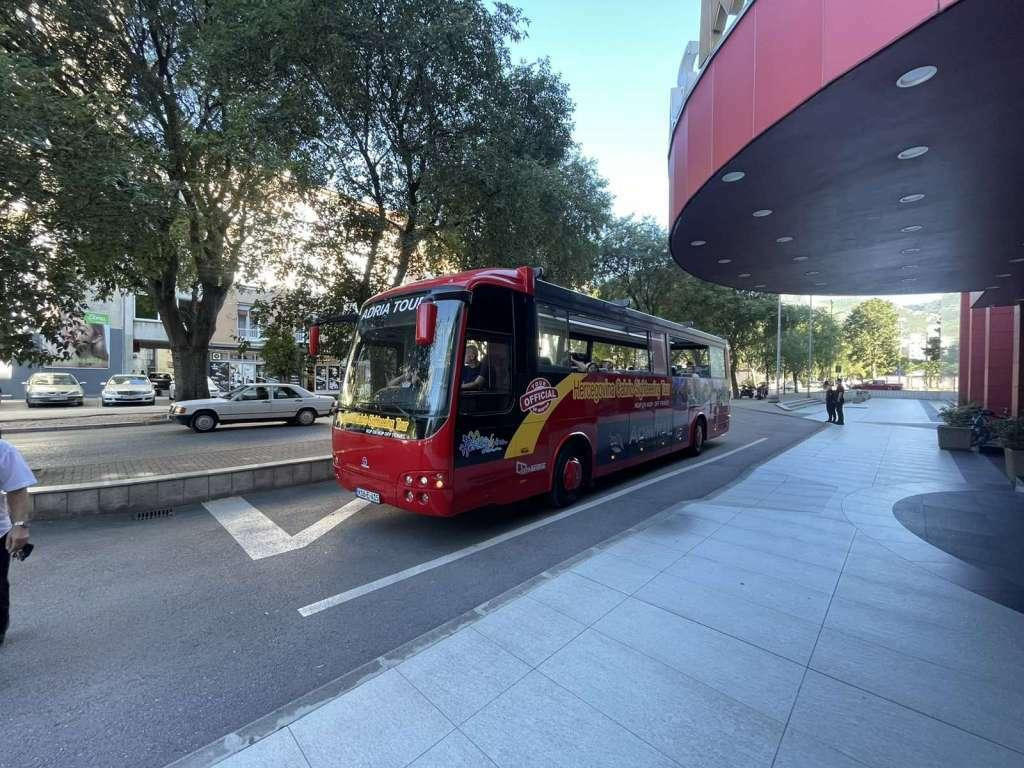 &lt;p&gt;Mostarski Cabrio bus novoizgrađenom cestom građane vozi na more u Neum&lt;/p&gt;
