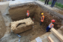&lt;p&gt;11.07.2022.,Vinkovci - Kameni sarkofag iz rimskog doba pronadjen je tijekom gradjevinskih radova u Zvonarskoj ulici u Vinkovcima. Kopajuci u sklopu radova na aglomeraciji u Vinkovcima, radnici su ispod ceste u Zvonarskoj ulici uocili bocni dio rimskog sarkofaga.Sarkofag je danas izvadjen i otvoren. Kako se i ocekivalo, unutra nema nista. Naime, sarkofag je razbijen, pretpostavlja se jos u anticko doba, te opljackan. Photo: Davor Javorovic/PIXSELL&lt;/p&gt;

