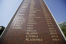 &lt;p&gt;Grabovica - ubijena su trideset tri hrvatska civila nadomak Mostara. Među žrtvama je bilo 17 žena i jedno dijete. Najmlađa žrtva bila je Mladenka Zadro, četverogodišnja djevojčica. rPhoto: Denis Kapetanovic /PIXSELL&lt;/p&gt;
