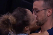Izbornik Srbije i talijanska odbojkašica razmijenili strastven poljubac nakon finala Lige nacije