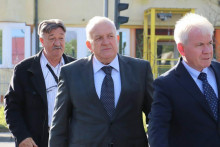 &lt;p&gt;tif Dudaković (u sredini) prilikom ranijeg dolaska na suđenje&lt;/p&gt;

