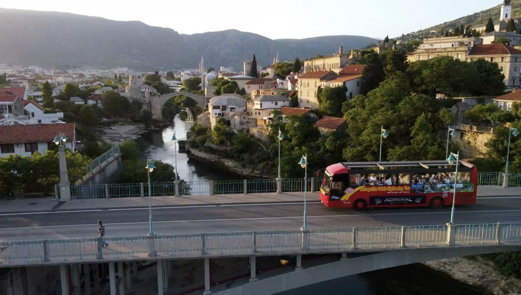 &lt;p&gt;Cabrio bus na Carinskom mostu u Mostaru&lt;/p&gt;
