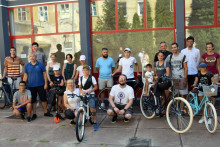 &lt;p&gt;Osijek, 23.7.2022.- Roditeljima i djeci iz Ukrajine koji su sigurnost od rata pronašli u Osijeku i svakodnevni su sudionici aktivnosti koje provodi Dkolektiv � organizacija za društveni razvoj iz Osijeka u subotu su darovani bicikli, romobili, role i dodatna oprema za djecu u vrijednosti od 16.644 kune. Radi se o novcu prikupljenom kroz humanitarno-biciklističku kampanju �Pedala solidarnosti� koju su zajednički organizirali osječka Zaklada Slagalica i Dkolektiv � organizacija za društveni razvoj a proveli ju poznati biciklistički tandem Igor Toman i Ivica Lenard donirajući 540 kilometara bicikliranja od Zagreba do Trogira.&lt;/p&gt;
