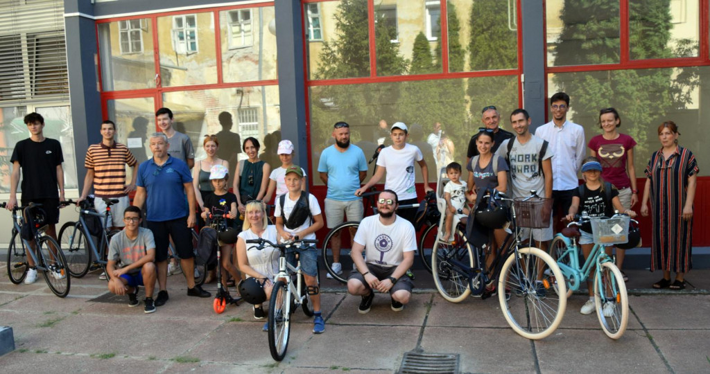 &lt;p&gt;Osijek, 23.7.2022.- Roditeljima i djeci iz Ukrajine koji su sigurnost od rata pronašli u Osijeku i svakodnevni su sudionici aktivnosti koje provodi Dkolektiv � organizacija za društveni razvoj iz Osijeka u subotu su darovani bicikli, romobili, role i dodatna oprema za djecu u vrijednosti od 16.644 kune. Radi se o novcu prikupljenom kroz humanitarno-biciklističku kampanju �Pedala solidarnosti� koju su zajednički organizirali osječka Zaklada Slagalica i Dkolektiv � organizacija za društveni razvoj a proveli ju poznati biciklistički tandem Igor Toman i Ivica Lenard donirajući 540 kilometara bicikliranja od Zagreba do Trogira.&lt;/p&gt;
