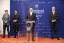 &lt;p&gt;Nikola Grmoja, Ante Kujundzžc, Božo Petrov, i Nino Raspudicć&lt;/p&gt;
