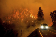 &lt;p&gt;Četiri osobe poginule u najvećem ovogodišnjem šumskom požaru u Kaliforniji, dvoje ljudi izgorjelo u automobilu&lt;/p&gt;
