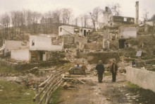 &lt;p&gt;Na fotografiji se nalazi selo Borovica, općina Vareš, neposredno nakon ”oslobođenja” od Armije. Selo su zapalili izbjeglice iz Istočne Bosne koje su Hrvati Borovice smjestili u svoje domove nakon progona.&lt;/p&gt;
