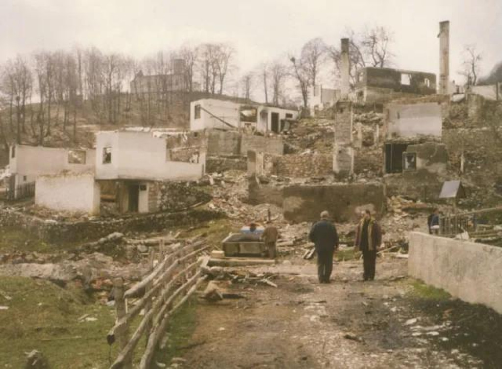 &lt;p&gt;Na fotografiji se nalazi selo Borovica, općina Vareš, neposredno nakon ”oslobođenja” od Armije. Selo su zapalili izbjeglice iz Istočne Bosne koje su Hrvati Borovice smjestili u svoje domove nakon progona.&lt;/p&gt;

