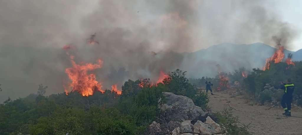 &lt;p&gt;Požar u selu Prapratnica kod Neuma prijeti kućama&lt;/p&gt;

