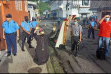 &lt;p&gt;Nikaragvanskog biskupa policija već tri dana drži u sjedištu biskupije: &amp;#39;Rekli su nam da smo u kućnom pritvoru&amp;#39;&lt;/p&gt;

