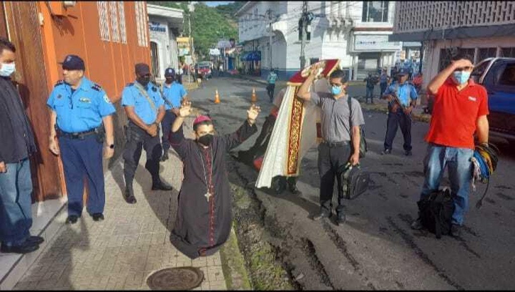 &lt;p&gt;Nikaragvanskog biskupa policija već tri dana drži u sjedištu biskupije: &amp;#39;Rekli su nam da smo u kućnom pritvoru&amp;#39;&lt;/p&gt;
