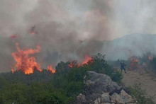 &lt;p&gt;Požar u selu Prapratnica kod Neuma prijeti kućama&lt;/p&gt;

