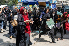 &lt;p&gt;Talibani nasilno rastjerali prosvjednice koje traže ”kruh, posao i slobodu”, pretukli ih i uništili transparente&lt;/p&gt;
