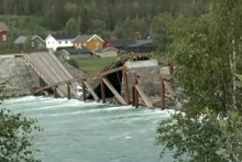 &lt;p&gt;Urušio se drveni most u Norveškoj, kamion i automobil upali u rijeku: &amp;#39;Bio je relativno nov&amp;#39;&lt;/p&gt;

