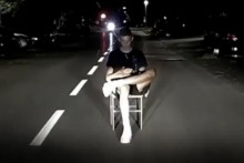 &lt;p&gt;U Osijeku dječak sjedio nasred ceste na stolici i tipkao po mobitelu, vozač u zadnji tren zaustavio auto&lt;/p&gt;
