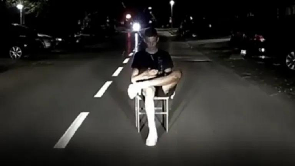 &lt;p&gt;U Osijeku dječak sjedio nasred ceste na stolici i tipkao po mobitelu, vozač u zadnji tren zaustavio auto&lt;/p&gt;
