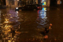 &lt;p&gt;Nevjerojatna snimka potopa u Novom Sadu: Čovjek pliva pored autobusa&lt;/p&gt;
