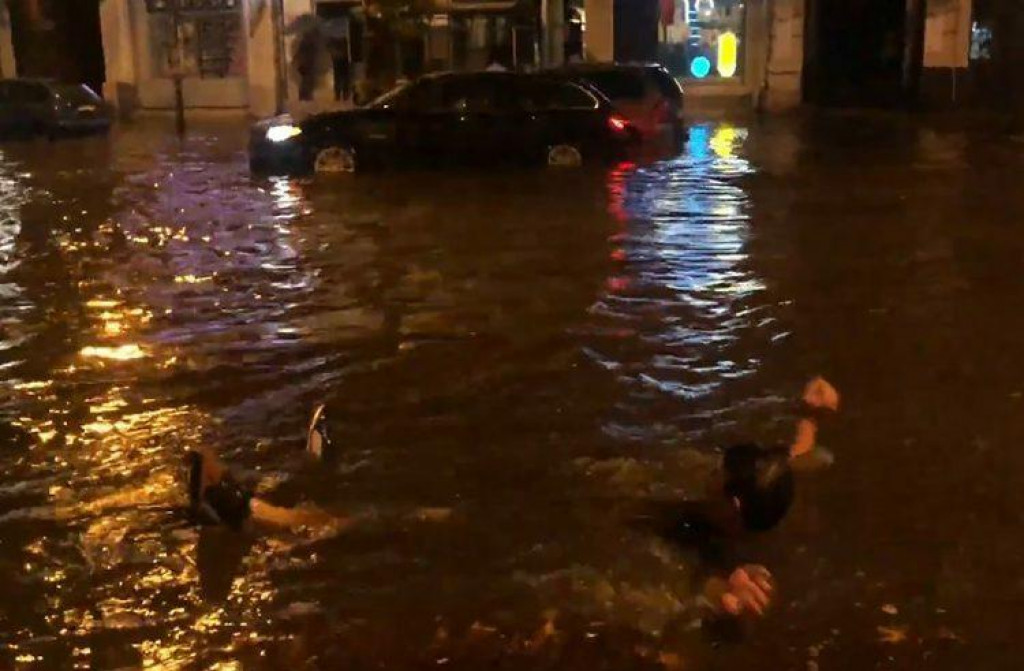 &lt;p&gt;Nevjerojatna snimka potopa u Novom Sadu: Čovjek pliva pored autobusa&lt;/p&gt;
