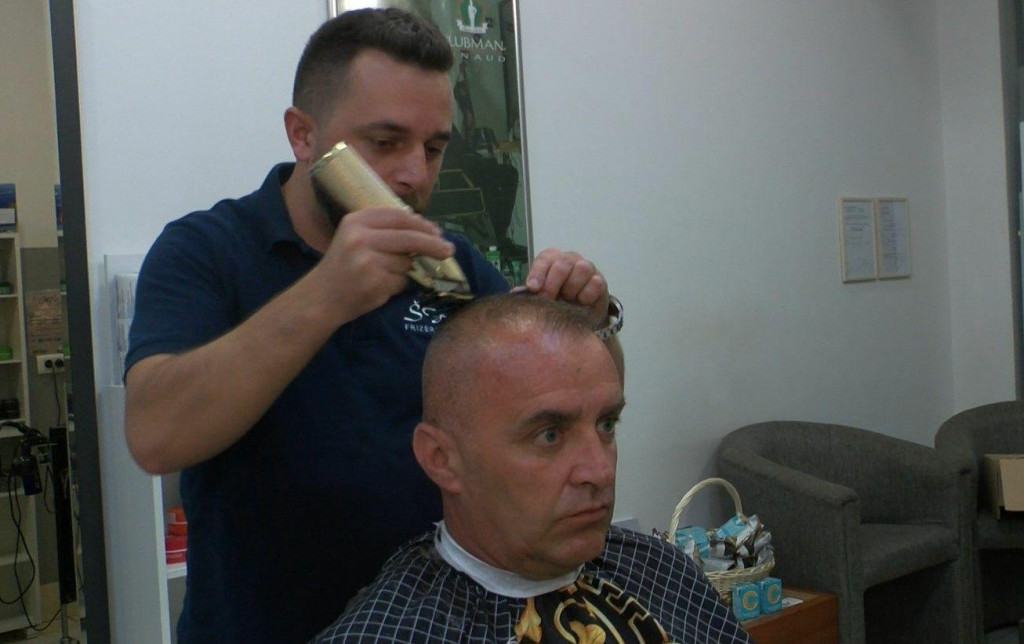 &lt;p&gt;Već petu godinu frizer Ivan Gazibarić Šoko, vlasnik Frizerskog salona ”Šoko” u Franšiznom centru u Vitezu, radi nesvakidašnju akciju nazvanu ”Nova frizura za novi početak”, u kojoj besplatno šišanje imaju svi dječaci prvašići&lt;/p&gt;
