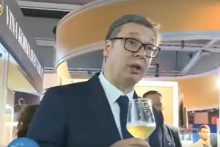 &lt;p&gt;Vučić pio vino na sajmu, suradnica mu uzimala čašu: &amp;#39;Popio sam više od 100 čaša, to meni nije ništa&amp;#39;&lt;/p&gt;
