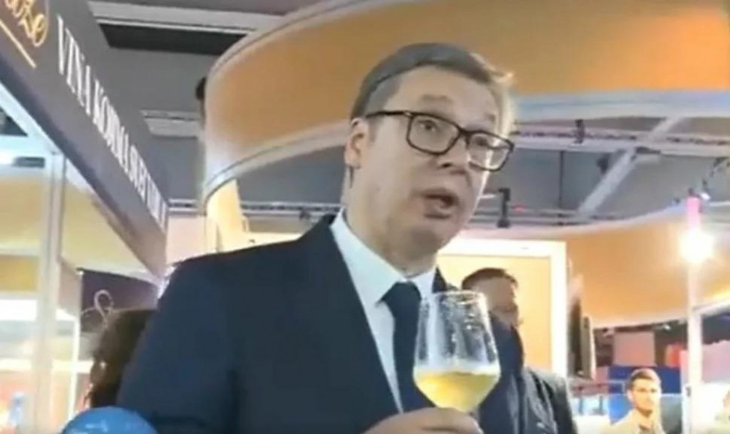 &lt;p&gt;Vučić pio vino na sajmu, suradnica mu uzimala čašu: &amp;#39;Popio sam više od 100 čaša, to meni nije ništa&amp;#39;&lt;/p&gt;
