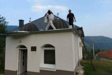 &lt;p&gt;Lijepa priča iz BiH: Svećenik i njegov otac popravili krov stoljećima stare džamije&lt;/p&gt;
