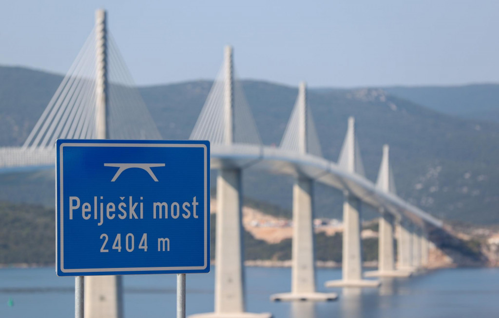 &lt;p&gt;Komarna, 26.07.2022 - Utrka Pelješkim mostom ”Du Motion” u kojoj je sudlelovalo nekoliko stotina trkača. Pelješki mosta dugačak 2404 metra otvara se danas. Na slici tabla, ploča, most, Pelješki most, ilustracija foto HINA/ Damir SENČAR/ ds&lt;/p&gt;
