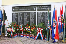 &lt;p&gt;UZDOL, 14. rujna (FENA) - U Memorijalnom centru u Uzdolu, u općini Prozor-Rama, obilježena je 29. godišnjica stradanja 29 civila hrvatskih civila i 12 pripadnika Hrvatskog vijeća obrane, koje su na današnji dan 1993. godine u njihovim domovima ubili pripadnici Armije BiH. Foto Fena/Branka Soldo&lt;/p&gt;
